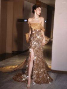 Runway -jurken Champagne Gold Celebrity -jurk van de schouder pailletten glitter afneembare boog achteruitkant side split formele avondfeestjurken