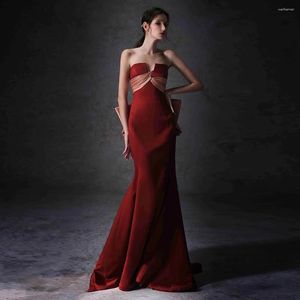 Runway -jurken Elegant Red Red Celebrity Satin Big Bow Trailing Strapless Mermaid Mouwloze Sexy Slim Long Bride Wedding Prom Gowns