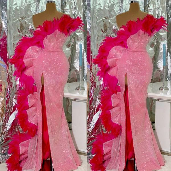 Vestidos de pasarela, vestido de noche con abertura lateral y lentejuelas de un hombro con purpurina rosa y plumas, vestido de fiesta largo hasta el suelo hecho a medida