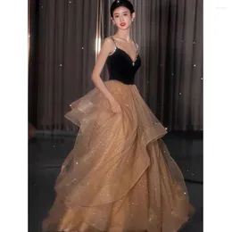 Runway-jurken Gold Tule Black Velvet Celebrity Spaghetti Riem A-Line V Neck Sparkly Ruffles Pleit Luxury Party Evening Prom Gown