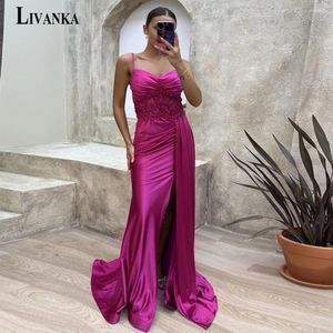 Runway-jurken Livanka Charmante spaghetti riemen beroemdheid v-hals backless satijnen spleet applices pleit vestido de noche gemaakt op bestelling