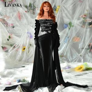Runway -jurken Livanka Trendy Strapless Celebrity for Women Satin Trumpet Crystals Sweep Train Ploat Vestido de Noche gemaakt op bestelling