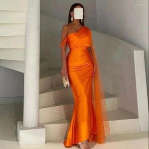 Runway-jurken Luxe oranje zeemeermin avondjurk met één schouder en capemouwen satijn formele gelegenheid feest vestidos de noche