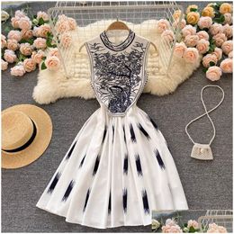 Vestidos de pista Nuevo vestido de verano de verano para mujer stand de collar bordado floral elegante cremallera de cintura alta mini vestidos 2023 dhibf