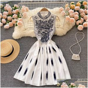 Robes de piste Nouvelle robe d'été de mode pour femmes sans manches collier collier broderie florale élégante hauteur zipper mini vestidos 2023 dhibf