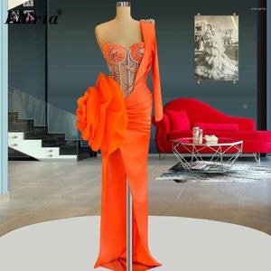 Runway jurken een schouder oranje beroemdheid met zijsplartenkristallen Special Prom For Women Vestidos de Noche Pageant