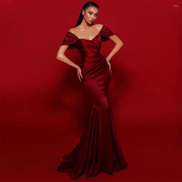 Robes de piste Rouge Satin Sans Manches Dubaï Robe De Soirée Sexy Dames Sirène Longue Plissée Robe De Soirée De Bal Formelle Fente Latérale Occasions Robe