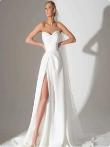 Runway-jurken eenvoudige en elegante trouwjurk met zijsplaraat A-lijn vloer lange rok witte strapless mouwloze jurk 2024 nieuw model