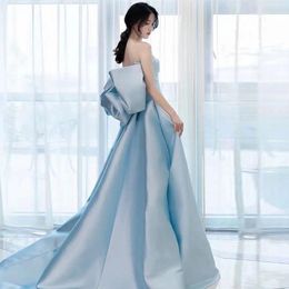 Runway-jurken Sky Blue Celebrity-jurk satijn geplooid van schouder trouwfeest boog strapless prinses a-line high-end avondcocktail