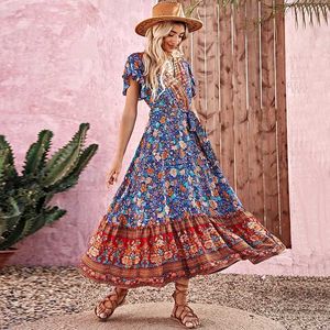 Runway-jurken Summer Beach bloemenprintjurk voor dames Boheemse elegante dames v-hals korte sleve vrouwelijke mantel boho hippie maxi jurken t240518