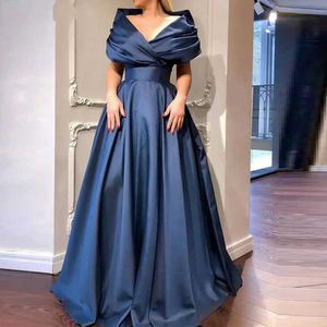 Runway jurken v kraag prachtige zijden satijnen baljurk prom jurk elegante donkerblauwe avondjurk van de schoudervloer lengte aangepaste maat xp06 t240518