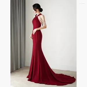 Runway -jurken Vintage Wine Red Celebrity Halter Mouwloze sexy Backless Pearl Slim Mermaid Vrouwelijk banket Trailing feestavondjurk