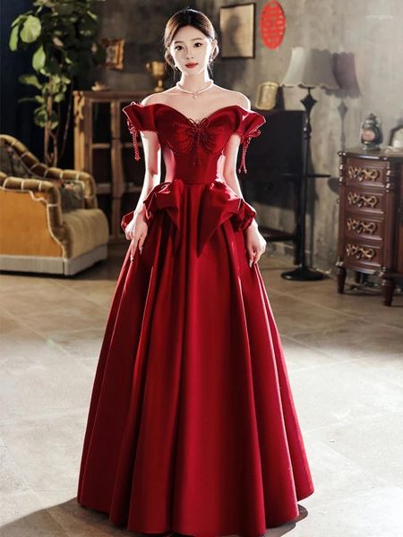 Robes de piste Wine Red Celebrity Boat cou satin de l'épaule perle Bow Women Wedding Marding Foring Engagement Élégant Robe de soirée