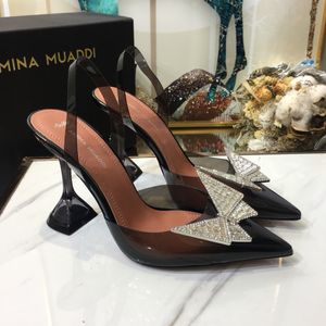 Zapatos de pasarela Amina Muaddi X Awge Phoenix Sling Heel Slingback Pumps Clear Transparent Pvc Crystal Butterfly Banquete de boda Begum Amina Shoes Muaddi Pumps Designer