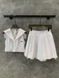 Piste des jupes en deux pièces NOUVEAU ÉTÉ 2 PIÈCES Deux pièces Fashion Fashion Sweet Femmes Sans manches Solide Crops White Tops High Waist A-Line Mini Jirt Set 2024