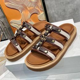 runway dames designer pantoffels nieuwe aankomst dikke zool buiten loophoogte toenemende slippers zomervakantie strand vrouwelijke muilezels