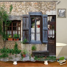 Portes de rideau de douche rustique d'une vieille maison rock avec des détails de cadre français dans la campagne de la salle de bain en tissu européen