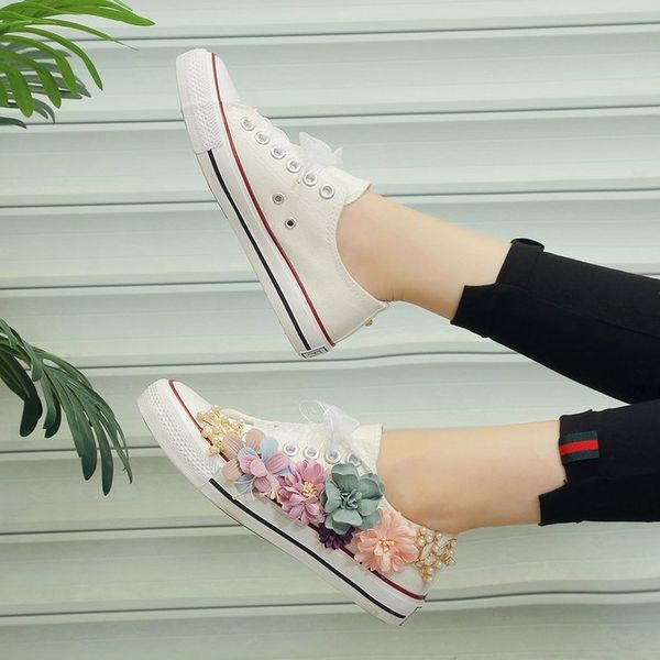 Chaussures de mariage rustiques femmes faites à la main fleurs 3D perles baskets pays chaussures plates de mariée toile plimsoll demoiselle d'honneur Sneaker chaussures taille 35-39