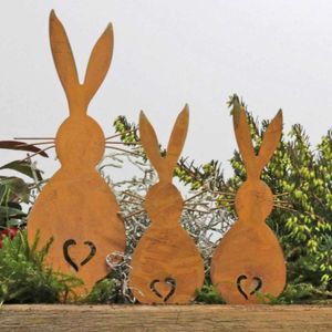 Silhouette d'œuf de lapin de pâques rouillé, croix de jardin, décoration de cour