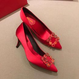 RV Strass Haut Unique pour Femmes Nouveau Printemps/Été Rouge Mariée Demoiselle D'honneur Banquet De Mariage avec Fleur Soie Satin Talon Fin Louche Chaussures