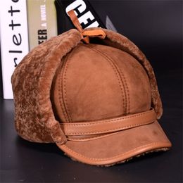 RY981 luxe hiver homme en cuir véritable pleine laine fourrure de chèvre un bombardier chapeaux mâle polaire chaud casquettes marron / bleu foncé moto Bonnet Y200110