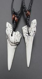 S 20pcs imitation yak os sculpture de dents de requin dentaire pendentif en bois perles collier amulet cadeau de voyage de voyage 9805935
