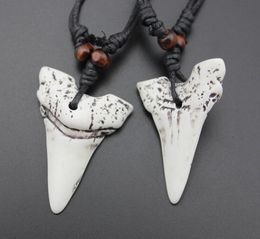 S 20pcs imitation yak os sculpture de dents de requin dentaire pendentif Perles en bois collier amulet cadeau de voyage