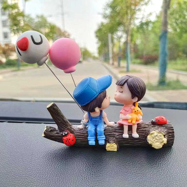 s Anime mignon baiser Couple figurine Auto décoration de tableau de bord pour voiture accessoires intérieur femme AA230407