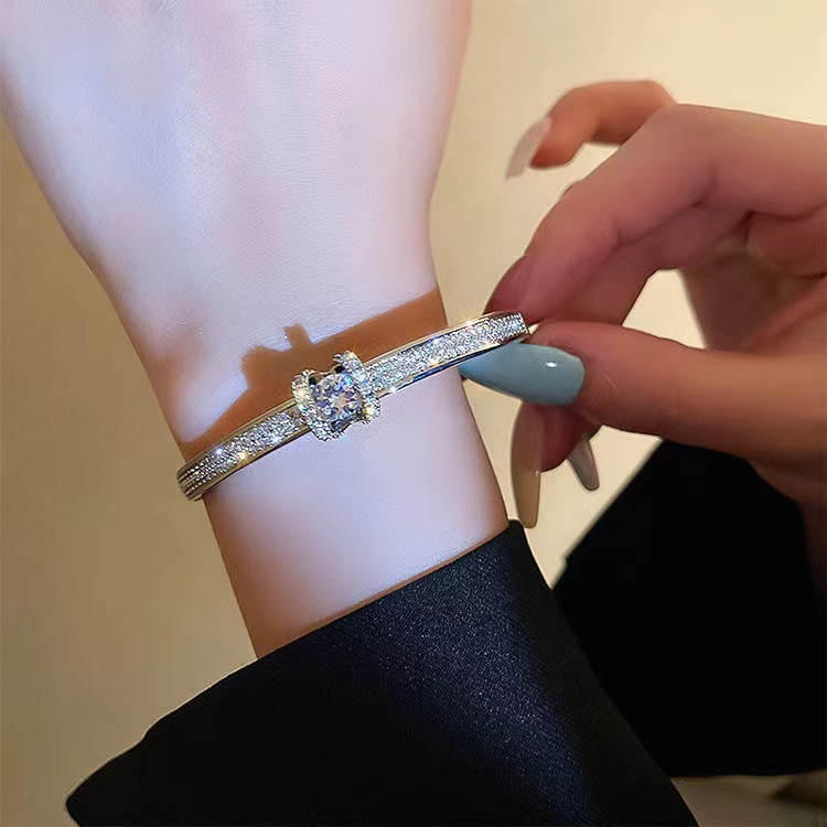 S Designers Bracelets Designer Charm Bangleia Mulheres de alta qualidade Sensidade de diamante Pulseira de diamante Celebrity Temperamento de jóias versáteis pulseiras