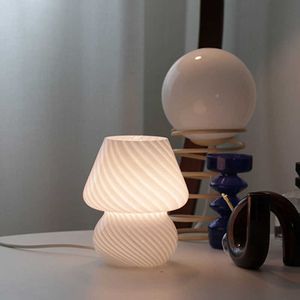 s Escritorio moderno Diseñador nórdico Lámpara colorida para dormitorio Luces de vidrio LED Luz de mesa decorativa 1229