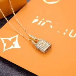 S Vente Pendentif Colliers Mode pour Homme Femme Triangle Inversé Lettre Designers Marque Bijoux Hommes Femmes À La Mode Personnalité Clavicule Chaîne