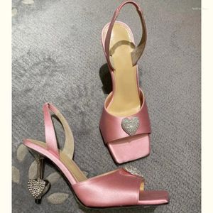 S Sandales 2024 Summer en forme de coeur en forme de ramiage carré orteil ouvert ouvert irrégulier talons femmes femme rétro amour 35-39 chaussures sandale rhinetone talon sabot