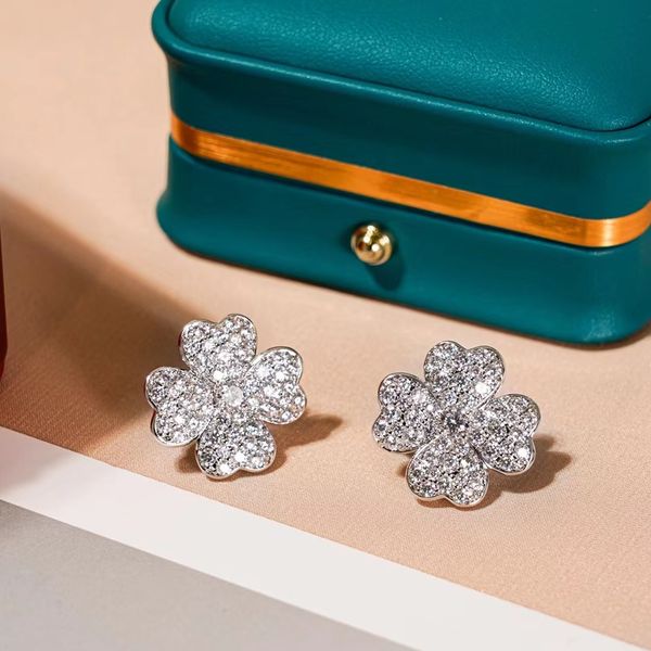 Boucles d'oreilles en diamant complètes de luxe, boucles d'oreilles en forme de coeur avec des fleurs et cadeau de fiançailles en or en diamant en diamant 143