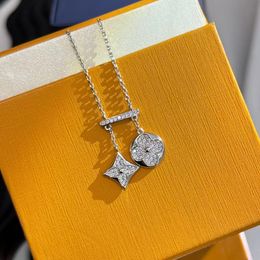 Sier V Brand Collier Sailormoon Designer Bijoux pour les femmes Moisanite Chain Choker Diamond Crystal Pendants Colliers 2024