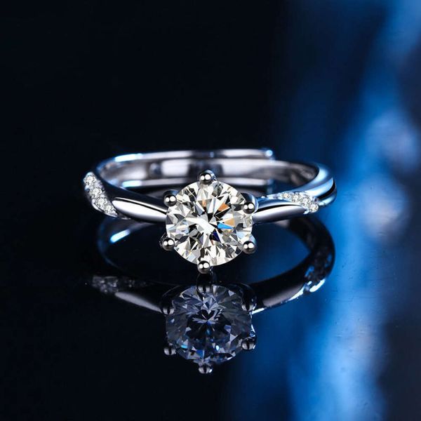 S Silver Tongling Six Claw pour les femmes avec un tempérament de luxe léger, bague de mariage en diamant avec pierre Mo Sang, cadeau de la Saint-Valentin