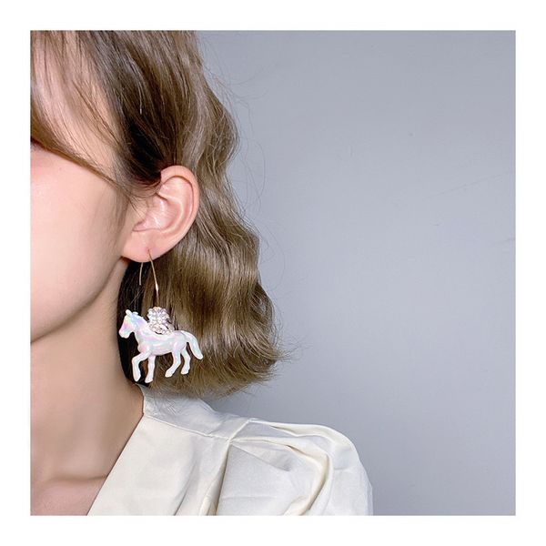 S2607 bijoux fantaisie cheval boucles d'oreilles fausses perles perles crochet d'oreille en forme de v acrylique cheval boucles d'oreilles pendantes
