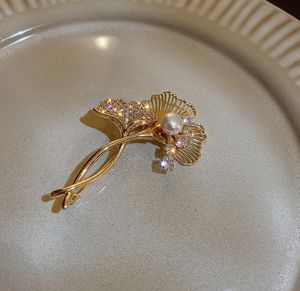 S3041 Fashion Jewelry Pearl Ginkgo Leaf Broche ingelegde Rhinestone Faux Pearl -broches Kledingaccessoires