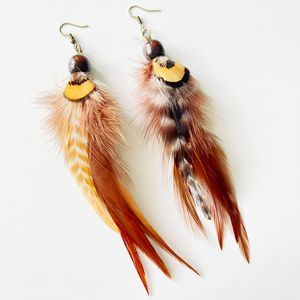 S3772 Pendientes de plumas de la tribu étnica bohemina Pendientes colgantes de plumas de colores naturales retro