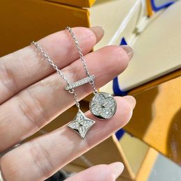 S925 Silver Luxury V Brand Sailormoon Clover Necklace Designer Sieraden voor vrouwen hebben Moissanite Chain Choker Diamond Crystal Pendant NE 7368