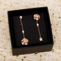 Material de plata S925 Pendiente colgante con dije de calidad de lujo con diamante chapado en oro rosa de 18 quilates con sello en forma de flor rosa PS4891A