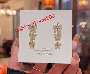 S925 Silver Needle Forest Series Estilo largo Pendientes de flores de borla para mujeres Luxury Luxury Único y exquisito Cirón de circón Ear oreja