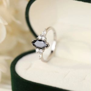 S925 Silver Oval Black Agate Diamond Diamond DISEÑO Simple Design Ring 240424