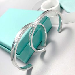 S925 Silver Tiffanyjewelry Heart Pendants Apertura de la pulsera de apertura del mismo estilo Pulsera de acero de titanio macho y femenino Luxury Classic Pulsera simple