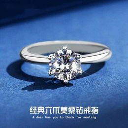 S925 Sterling Zilver Mosang Diamant Zes Klauw Ring Womens Eenvoudige Klassieke Kroon T Familie Diamanten Ring Mosang Steen Handstuk