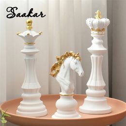 Saakar International Chess Resin Ornements décoratifs Home Interior Office Figurines King Queen Knight Statue Collection Objets 240506