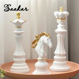 Saakar International Chess Resin Ornements décoratifs Home Interior Office Figurines King Queen Knight Statue Collection Objets 240325