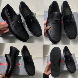 Saffianos Lederen Loafers Mocassinis in Saffianos Colore Nero Black 2DB1 Logo Triangolo Smaltatos in Metallo Nieuwe Designer Business Comfort Cowhide Lederen schoenen