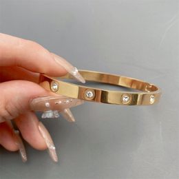 Sailormoon Nouvelle marque bracelet de créateur classique bracelet de mode européenne et américaine couple bracelet féminin bracelet en titane de haute qualité ornements de bijoux