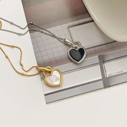 Collier d'amour italien noir blanc Saina, pendentif Sterling Sier, inversion de verrouillage de détective, lumière et chaîne de collier de petite foule pour femmes