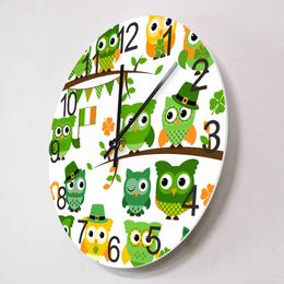 Saint Patrick's Day Themed Owls Wall Clock Baby Owl Bird Shamrock Silent Clock Watch voor woonkamer Ierse huisdecoratie Tijdenpartijen